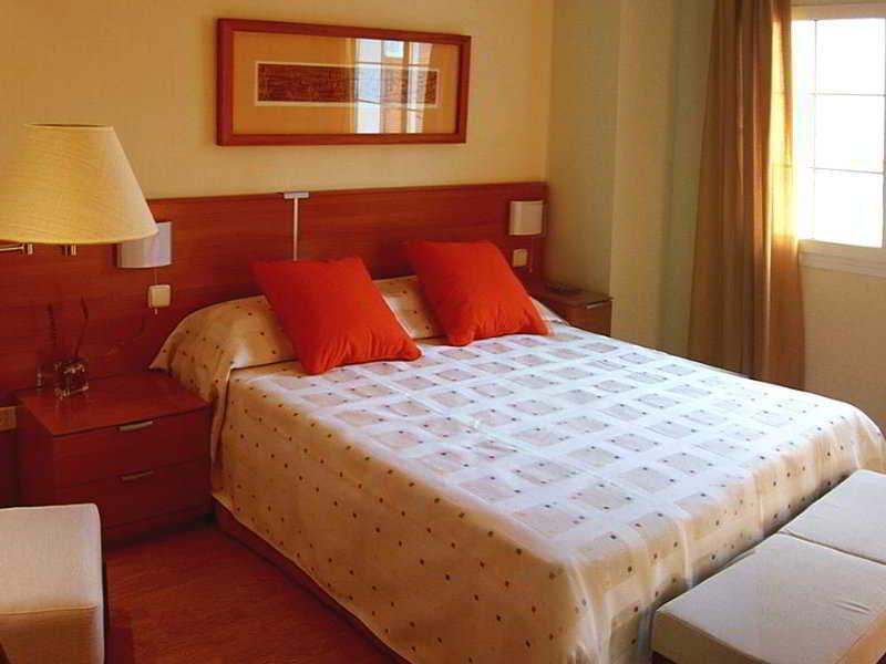 Apartahotel Alcala Centro อัลกาลาเดเอนาเรส ภายนอก รูปภาพ