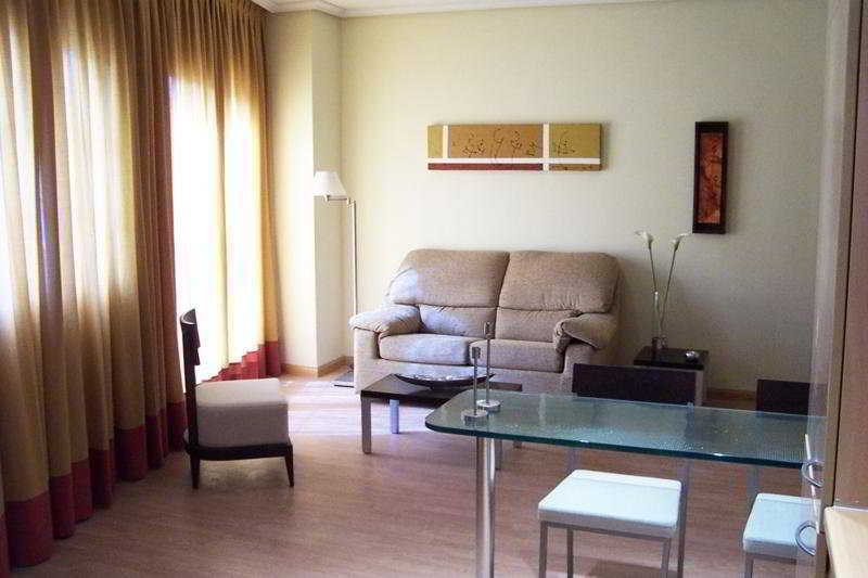Apartahotel Alcala Centro อัลกาลาเดเอนาเรส ภายนอก รูปภาพ