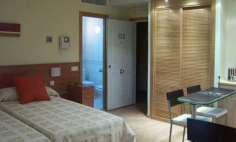 Apartahotel Alcala Centro อัลกาลาเดเอนาเรส ภายนอก รูปภาพ