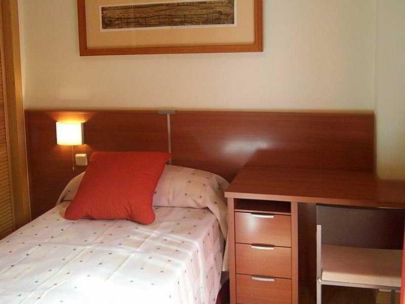 Apartahotel Alcala Centro อัลกาลาเดเอนาเรส ภายนอก รูปภาพ