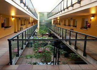 Apartahotel Alcala Centro อัลกาลาเดเอนาเรส ภายนอก รูปภาพ