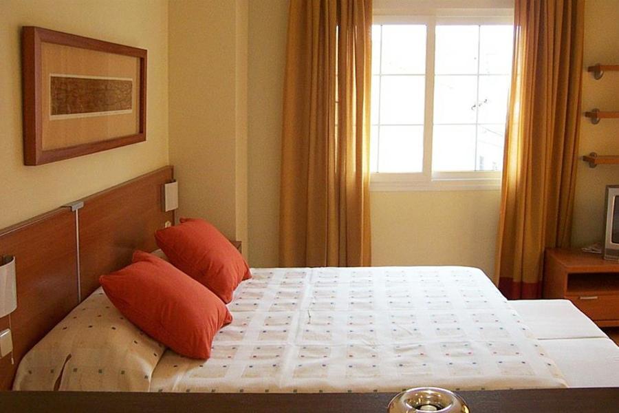 Apartahotel Alcala Centro อัลกาลาเดเอนาเรส ห้อง รูปภาพ