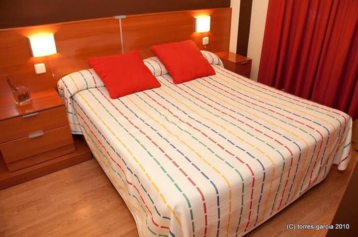 Apartahotel Alcala Centro อัลกาลาเดเอนาเรส ห้อง รูปภาพ