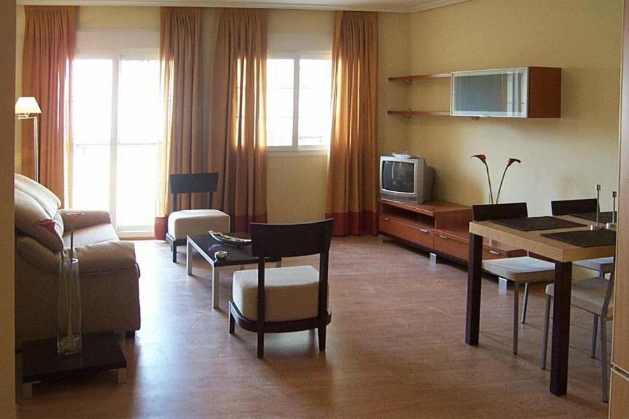 Apartahotel Alcala Centro อัลกาลาเดเอนาเรส ห้อง รูปภาพ