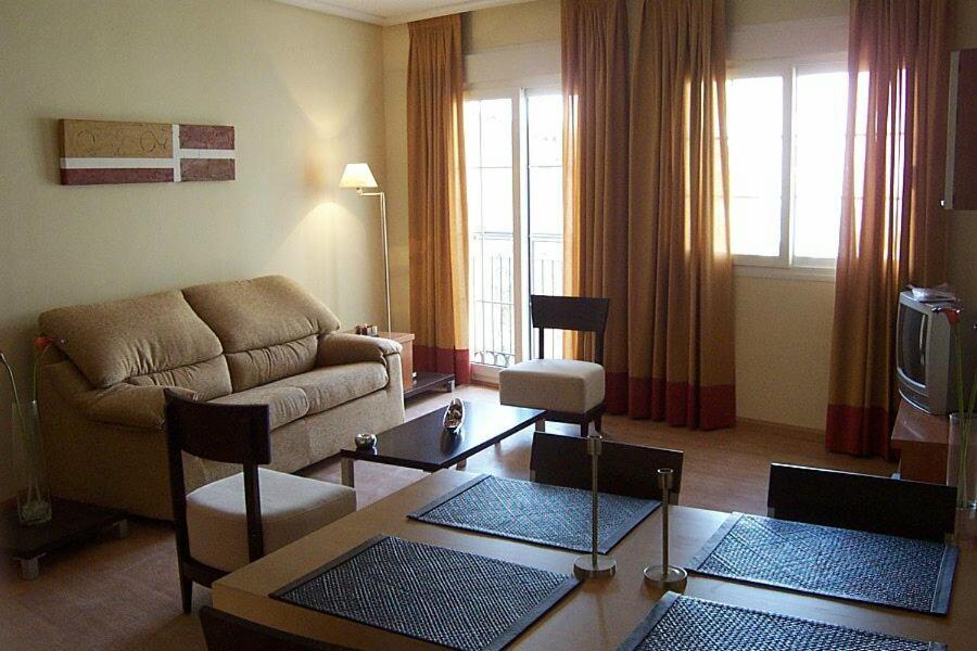 Apartahotel Alcala Centro อัลกาลาเดเอนาเรส ห้อง รูปภาพ