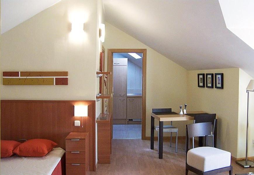Apartahotel Alcala Centro อัลกาลาเดเอนาเรส ห้อง รูปภาพ