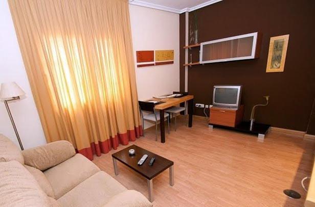 Apartahotel Alcala Centro อัลกาลาเดเอนาเรส ห้อง รูปภาพ
